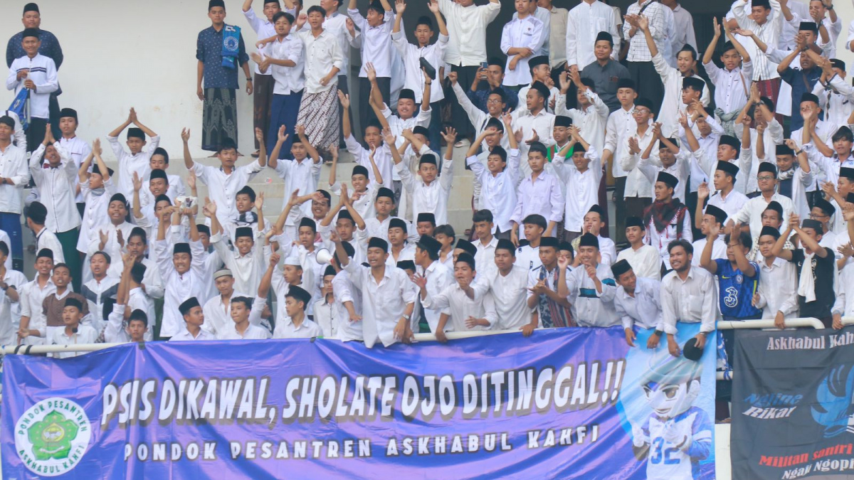 Pasukan jalur langit Yoyok Sukawi yakni para santri pondok pesantren nonton dan berdoa agar PSIS Semarang menang. [Dok PSIS Semarang]