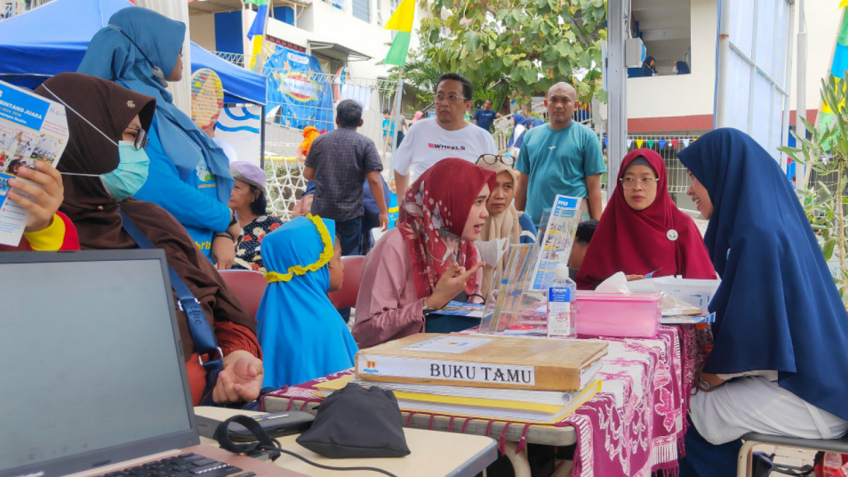 Calon orang tua siswa mendaftar di SD Islam Bintang Juara pada PPDB 2023. [Semarang.suara.com]