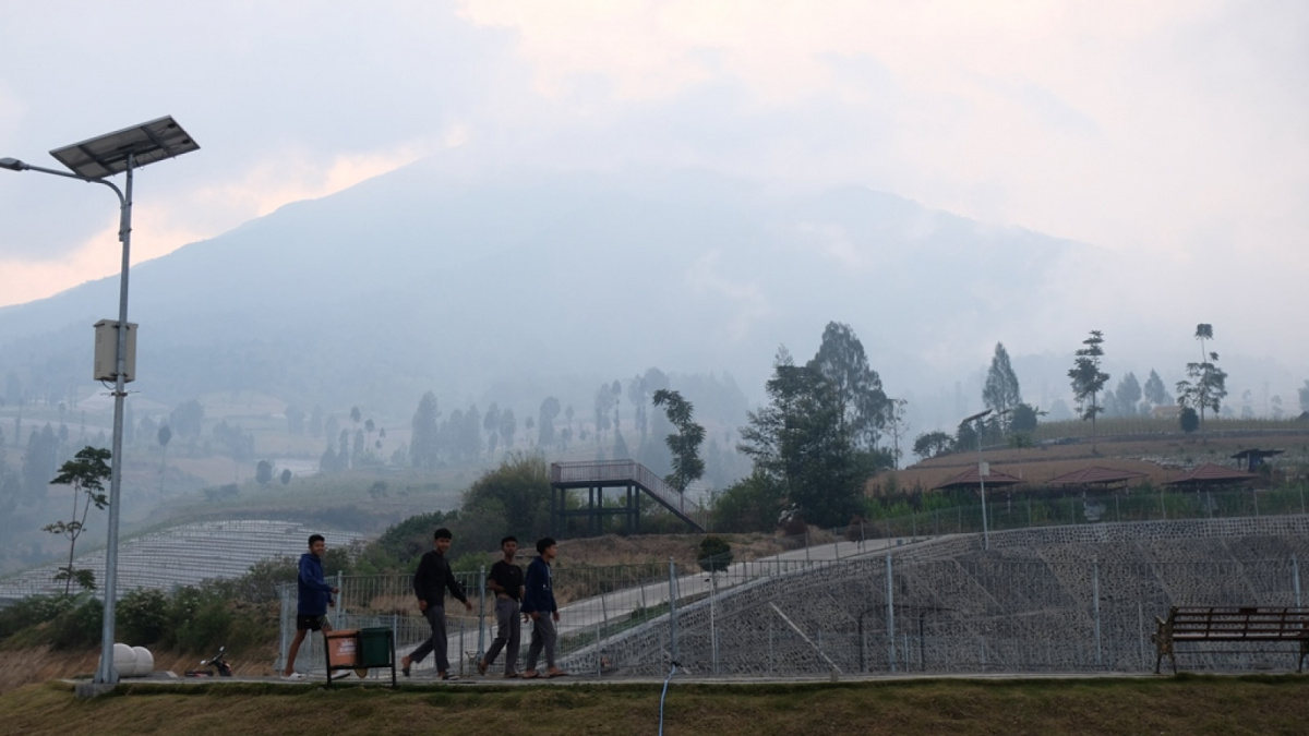 Sejumlah remaja mengunjungi Embung Bansari [Suara Semarang/Diaz A Abidin]