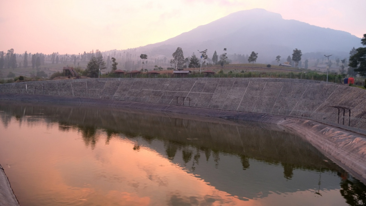 Suasana senja di Embung Bansari [Suara Semarang/Diaz A Abidin]
