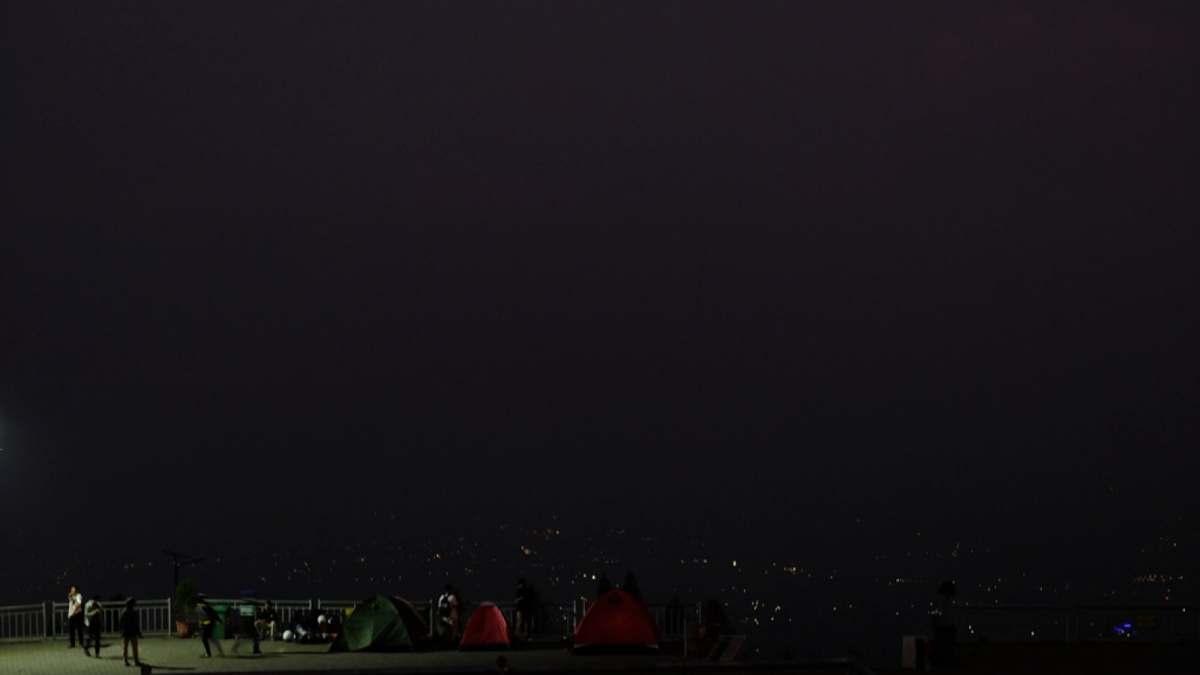 Camping menikmati cahaya lampu dan bintang dari lereng Gunung Sindoro [Suara Semarang/Diaz A Abidin]