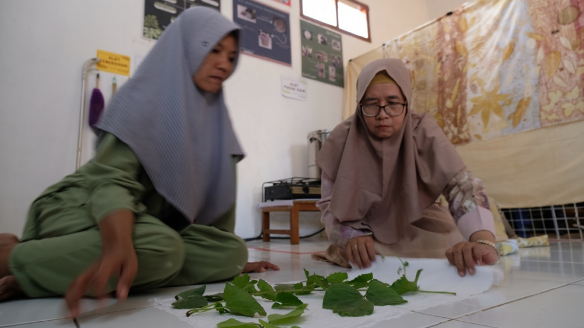 Proses pembuatan dewangga/kain dari UMKM Cla-10 Ecoprint [Suara Semarang/Diaz A Abidin]