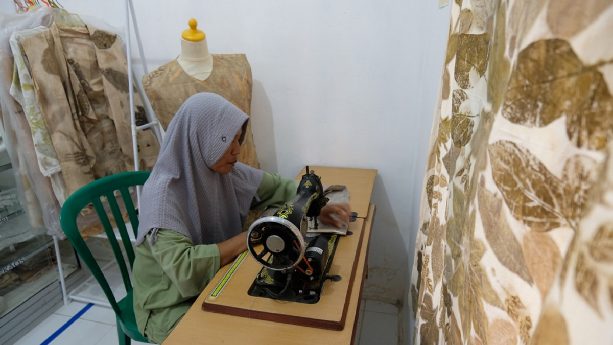 Proses menjahit lembaran kain menjadi produk busana [Suara Semarang/Diaz A Abidin]