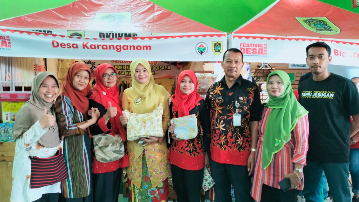 Istri Wakil Gubernur Jateng Taj Yasin Mainmoen (saat masih menjabat) Ning Nawal memborong sejumlah produk UMKM Cla-10 Ecoprint, di Balai Desa Lembah Manah, Desa Karanganom, Kabupaten Klaten beberapa waktu lalu [DOK: Cla-10 Ecoprint]