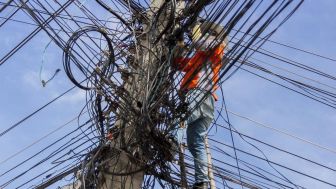 Kabel Telekomunikasi di Kota Lama Semarang Semrawut Dikeluhkan Warga