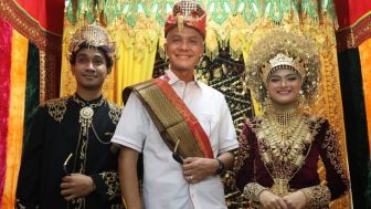 Ganjar Pranowo Bumikan Pancasila se Frekuensi dengan Milenial, Pakai Busana Adat Tiap Kamis