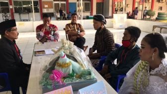 Oneng Diajak Nikah Alfin di dalam Lapas Kedungpane Semarang, Pakai Blangkon Mempelai Wanita Nangis