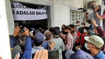 Eksekusi Bangunan Gang Tengah Semarang Diwarnai Dorong-Mendorong Antara Lansia Alumni THHK Dengan Petugas Pengadilan Negeri
