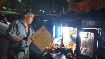 Unik Pedagang Sate Ayam di Semarang Gunakan Suara Kuntilanak Panggil Pelanggannya, Bukannya Takut Malah Ramai