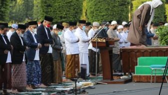 Ganjar Pranowo Sholat Idul Adha di Simpang Lima Semarang, Ingatkan Masyarakat Tentang PMK