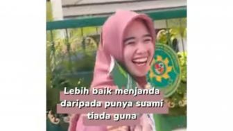 Viral Video Wanita Bangga Pamer Akta Cerai, Katanya Pilih Menjanda daripada Punya Suami Engak Guna