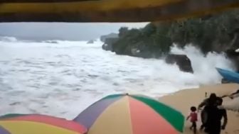 Viral Ombak Besar Terjang Pantai Sundak Gunungkidul, Anak Kecil Hampir Terseret Sang Bapak Malah Lari Menyelamatkan Diri