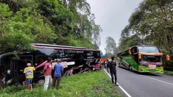 Plat Nomor Bus Pariwisata Semarang Kecelakaan di Cemoro Sewu Sarangan