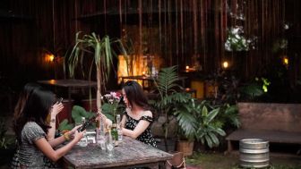 Semarang Punya Hangout Cozy di Sakapatat Garden, Unik Bagi Outfit Serba Merah Free Cocktail