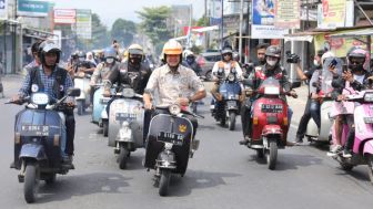 Ganjar Pranowo Ingatkan Komunitas Vespa Tertib Bayar Pajak Kendaraan