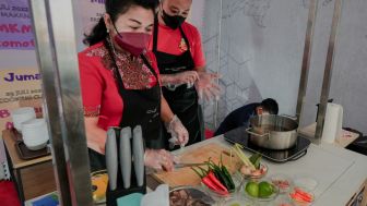 Maestro Legenda Kuliner Asem Asem Daging Semarang Koh Liem Buka Resep Rahasia di Cooking Demo