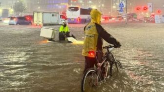 Seoul Tenggelam oleh Banjir, Netizen Salahkan Park Min Young dan Song Kang