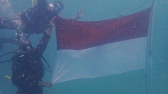 Memeriahkan HUT RI ke 77 Aksi LANAL Semarang Lakukan Pengibaran Bendera Merah Putih Didalam Laut Pantai Karimunjawa