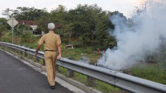 Aksi Ganjar Pranowo Tiba-tiba Turun di Tol Padamkan Api dan Asap dari Rumput Terbakar, Tak Ingin Terulang Kecelakaan Tol Pejagan-Pemalang