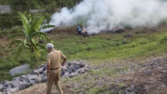 Ganjar Pranowo Pergoki Warga Bakar Rumput di Samping Jalan Tol