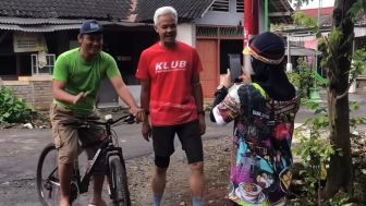 Kocak, Warga Fans Ganjar Pranowo Makin Enggak ada Akhlak, Siti Atiqoh Disuruh Jadi Tukang Foto