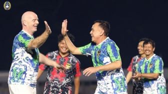 Ketum PSSI dan Presiden FIFA Cengengesan Saat Main Bola Bareng, Netizen: Kuburan Korban Stadion Kanjuruhan Belum Kering