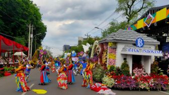 Serasa di Pasadena AS Jalan Kota Semarang Penuh Warna Warni Kendaraan Bunga di Semarang Flower Festival 2022