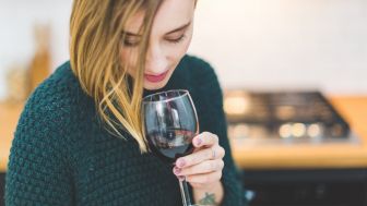 Cara Minum Wine yang Benar, Jangan Asal Pegang Gelas