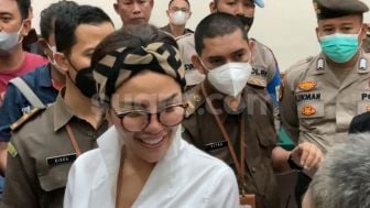 Nikita Mirzani Geleng-geleng, Dakwaan Sidang Ini yang Buat Keberatan, Hakim Beri Waktu Dua Pekan