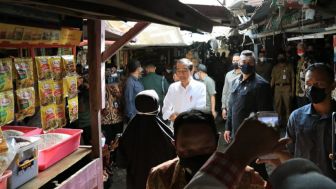 Cegah Inflasi Akhir Tahun, Jokowi dan Ganjar Pranowo Cek Harga Bahan Pokok di Pasar Colomadu