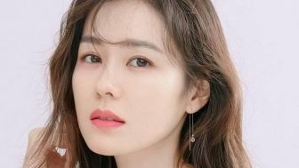 Ucapkan Selamat Natal, Son Ye Jin Pamerkan Foto Bayinya ke Publik