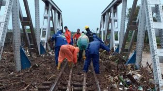 Jalur Kereta Api Lintas Semarang Kendal Tergenang Banjir, Stasiun Tawang Terendam Air: Ini 4 KA Alami Keterlambatan Perjalanan