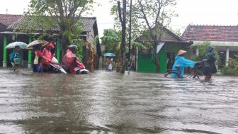 Dukuh Daon Lor Desa Wonowoso Demak Tenggelam Selutut Orang Dewasa, Sebagian Warga Mengungsi di Masjid, Lainnya Bertahan