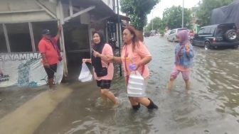 Terjang Banjir, Mak Ganjar Door to Door Bagikan Bantuan untuk Warga Terdampak Banjir di Semarang