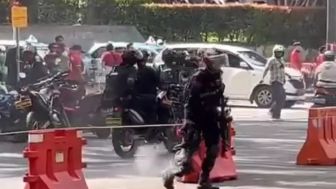 Gas Air Mata Meledak sebelum Timnas Indonesia Vs Vietnam, Brimob Bersenjata Turun ke Jalan Ambil Sebuah Tas