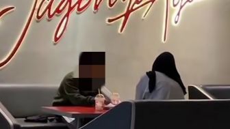 Viral Video TikTok, Perempuan Ketahuan Selingkuh dari Pacarnya, di Video Call Ngakunya Kerja Kelompok, Ternyata Bikin Nyesek