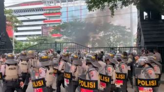 Mahasiswa Semarang Demo Tolak Perppu Cipta Kerja, Diwarnai Aksi Bakar Ban dan Lempar Benda