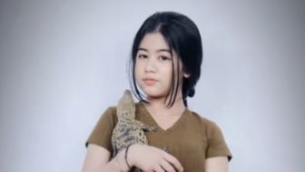 Video TikTok Nesya Viral Lagi Gendong Buaya, Netizen: Cantik Banget