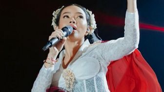 Lirik Lagu Yura Yunita Berjudul Dunia Tipu Tipu, Di dunia tipu-tipu, ku bisa rasa nyata denganmu