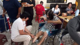 Peduli Penyandang Disabilitas, Melly Pangestu Salurkan Bantuan Kaki dan Tangan Palsu