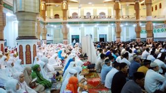 Pakaian ini Tidak Boleh Dipakai Ketika Sholat Tarawih, Simak Penjelasan Ustadz Adi Hidayat, Gus Baha dan Buya Yahya