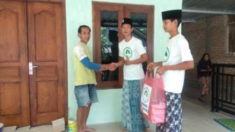 Santri Dukung Ganjar Bagikan Takjil Untuk Buruh Bangunan di Klaten