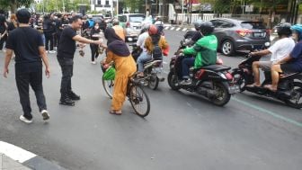 Meriahkan Ramadhan Kota Semarang, Mansion Executive Karaoke Bagi-bagi Takjil