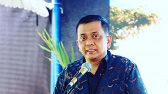 Beli Saham, Komisaris PSIS Semarang Minta Bantuan Ganjar Pranowo dan Junianto Bentangkan Kaos Merah
