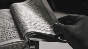 Arti dan Tafsir Surat An Nur Ayat 2, Perjanjian Virgoun dengan Istrinya Tentang Apa?