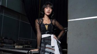 Bukan Kebaya Warna Merah yang Dikenakan oleh Freya JKT48, tapi Kebaya Warna Ini yang Pikat Para Penggemarnya