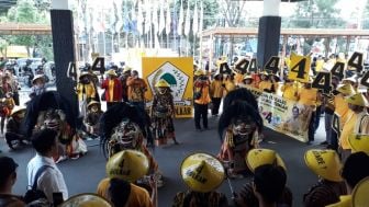 Meriah! Golkar Jateng Daftarkan 120 Bacaleg Pakai Caping Diiringi Reog