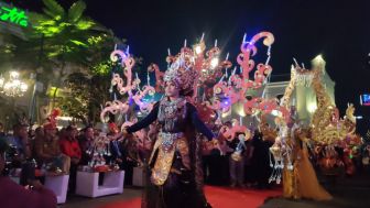 Kemeriahan SNC 2023, Nerys Bawa Kostum 15 Kilo di Tengah Sesak Ribuan Pengunjung Semarang Night Carnival