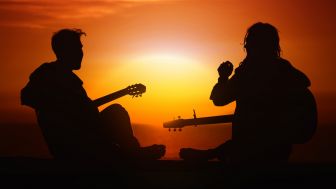 Chord Gitar dan Lirik Lagu Kepada Noor - Panji Sakti "Rindu adalah perjalanan mengurai waktu, Menjelma pertemuan demi pertemuan"