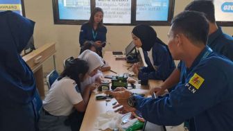 Dosen Eelektro USM Berikan Pelatihan Penyambungan Fiber Optik di SMK Telkom Tunas Harapan